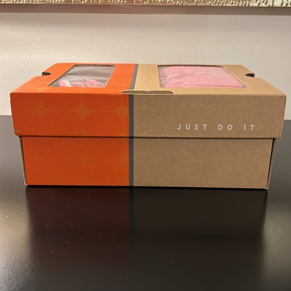 Nike Gift Set- Butterfly Sandals & Towel - Picture 4 of 16